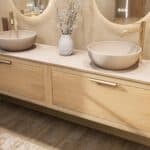 Wandhängendes Badezimmermöbel 200 cm aus Natureiche mit eine Schublade und beige Kalksteinwaschtisch (design)