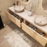 Wandhängendes Badezimmermöbel 200 cm aus Natureiche mit eine Schublade und beige Kalksteinwaschtisch (design)