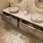 Wandhängendes Badezimmermöbel 200 cm aus dunkler Eiche mit eine Schublade und beige Kalksteinwaschtisch (klassisch)