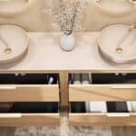 Wandhängendes Badezimmermöbel 200 cm aus Natureiche mit zwei Schubladen und beige Kalksteinwaschtisch