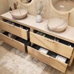 Wandhängendes Badezimmermöbel 200 cm aus Natureiche mit zwei Schubladen und beige Kalksteinwaschtisch