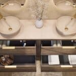 Wandhängendes Badezimmermöbel 200 cm aus dunkler Eiche mit zwei Schubladen und beige Kalksteinwaschtisch (klassisch)