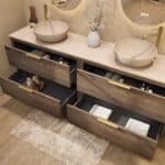 Wandhängendes Badezimmermöbel 200 cm aus dunkler Eiche mit zwei Schubladen und beige Kalksteinwaschtisch (klassisch)