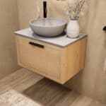 Wandhängendes Badezimmermöbel 70 cm aus Natureiche mit eine Schublade und graue Kalksteinplatte (trendy)