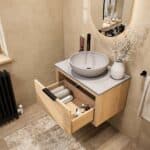 Wandhängendes Badezimmermöbel 70 cm aus Natureiche mit eine Schublade und graue Kalksteinplatte (trendy)