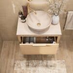 Wandhängendes Badezimmermöbel 70 cm aus Natureiche mit eine Schublade und beige Kalksteinwaschtisch (Premium)