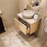 Wandhängendes Badezimmermöbel 70 cm aus Natureiche mit eine Schublade und beige Kalksteinwaschtisch (Premium)