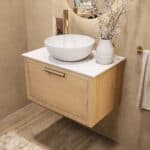 Wandhängendes Badezimmermöbel 70 cm aus Natureiche mit eine Schublade und weißes Solid-Surface-Aufsatzbecken (elegant)