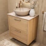 Wandhängendes Badezimmermöbel 70 cm aus Natureiche mit zwei Schubladen und beige Kalksteinwaschtisch