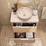 Wandhängendes Badezimmermöbel 70 cm aus Natureiche mit zwei Schubladen und beige Kalksteinwaschtisch
