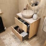 Wandhängendes Badezimmermöbel 70 cm aus Natureiche mit zwei Schubladen und beige Kalksteinwaschtisch