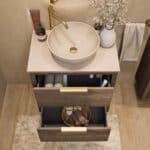 Wandhängendes Badezimmermöbel 70 cm aus dunkler Eiche mit zwei Schubladen und beige Kalksteinwaschtisch (Top-Qualität)