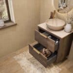 Wandhängendes Badezimmermöbel 70 cm aus dunkler Eiche mit zwei Schubladen und beige Kalksteinwaschtisch (Top-Qualität)