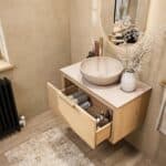 Wandhängendes Badezimmermöbel 80 cm aus Natureiche mit eine Schublade und beige Kalksteinwaschtisch (luxuriös)