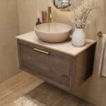 Wandhängendes Badezimmermöbel 80 cm aus dunkler Eiche mit eine Schublade und beige Kalksteinwaschtisch
