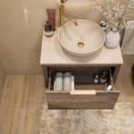 Wandhängendes Badezimmermöbel 80 cm aus dunkler Eiche mit eine Schublade und beige Kalksteinwaschtisch