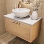 Wandhängendes Badezimmermöbel 80 cm aus Natureiche mit eine Schublade und weiße Marmorplatte