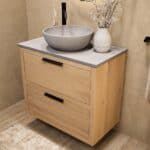 Wandhängendes Badezimmermöbel 80 cm aus Natureiche mit zwei Schubladen und graue Kalksteinplatte (stilvoll)