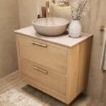 Wandhängendes Badezimmermöbel 80 cm aus Natureiche mit zwei Schubladen und beige Kalksteinwaschtisch