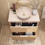 Wandhängendes Badezimmermöbel 80 cm aus Natureiche mit zwei Schubladen und beige Kalksteinwaschtisch