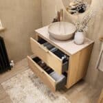 Wandhängendes Badezimmermöbel 80 cm aus Natureiche mit zwei Schubladen und beige Kalksteinwaschtisch
