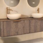 Rundes hängendes Badezimmermöbel 160 cm aus dunkler Eiche mit glatter Front, Eichenholzplatte und beige Kalksteinbecken