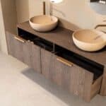 Rundes hängendes Badezimmermöbel 160 cm aus dunkler Eiche mit glatter Front, Eichenholzplatte und beige Kalksteinbecken