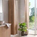 La Riviera Badezimmerschrank Badschrank aus massiver Eiche (Eiche dunkel). Viel Stauraum, handgefertigt und vormontiert geliefert. Van Heck Badezimmer.