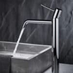 Moderne erhöhte Waschtischarmatur in Chrom, ideal für Badmöbel mit Aufsatzwaschbecken, als Komplettset inklusive passendem Click-Clack-Verschluss. Der Click-Clack-Verschluss lässt sich durch Drücken einfach öffnen und schließen. Mit 5 Jahren Garantie und