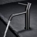 Moderne niedrige Waschtischarmatur in Black Gun Metal, passend für Badmöbel mit Waschtisch. Mit langlebiger PVD-Beschichtung. Mit 5 Jahren Garantie und in 6 Farben erhältlich.
