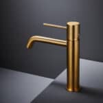 Moderne niedrige Waschtischarmatur in Gebürstetes Gold, passend für Badmöbel mit Waschtisch, als Komplettset inklusive passendem Click-Clack-Verschluss mit langlebiger PVD-Beschichtung. Der Click-Clack-Verschluss lässt sich durch Drücken einfach öffnen un
