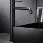 Moderne erhöhte Waschtischarmatur in Schwarz, ideal für Badmöbel mit Aufsatzwaschbecken. Mit 5 Jahren Garantie und in 6 Farben erhältlich.