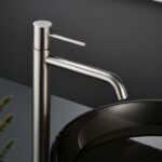 Moderne erhöhte Waschtischarmatur in Gebürstetes Nickel, ideal für Badmöbel mit Aufsatzwaschbecken, als Komplettset inklusive passendem Click-Clack-Verschluss  Der Click-Clack-Verschluss lässt sich durch Drücken einfach öffnen und schließen. Mit 5 Jahren