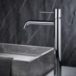 Moderne erhöhte Waschtischarmatur in Chrom, ideal für Badmöbel mit Aufsatzwaschbecken, als Komplettset inklusive passendem Click-Clack-Verschluss. Der Click-Clack-Verschluss lässt sich durch Drücken einfach öffnen und schließen. Mit 5 Jahren Garantie und