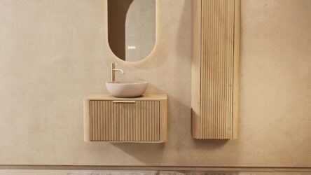 Rundes hängendes Badezimmermöbel 80 cm aus Natureiche mit Riffelfront, Eichenholzplatte und beige Kalksteinbecken