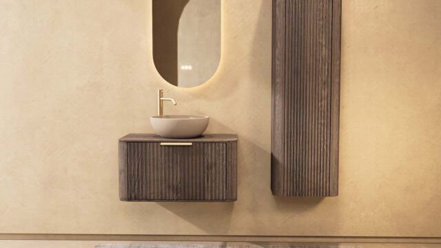 Rundes hängendes Badezimmermöbel 80 cm aus dunkler Eiche mit Riffelfront, Eichenholzplatte und beige Kalksteinbecken