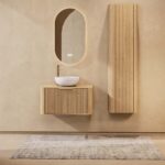 Rundes hängendes Badezimmermöbel 80 cm aus Natureiche mit Riffelfront, Eichenholzplatte und weißes Solid-Surface-Aufsatzbecke