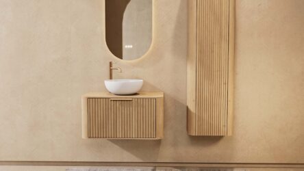Rundes hängendes Badezimmermöbel 80 cm aus Natureiche mit Riffelfront, Eichenholzplatte und weißes Solid-Surface-Aufsatzbecke