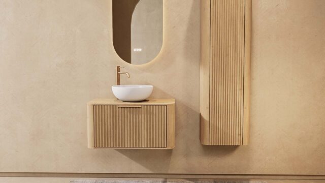 Rundes hängendes Badezimmermöbel 80 cm aus Natureiche mit Riffelfront, Eichenholzplatte und weißes Solid-Surface-Aufsatzbecke
