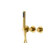 Thermostatisches Unterputz-Duschsystem in gebürstetem Gold mit PVD-Beschichtung, ausgestattet mit einer Kopfbrause von Ø25 cm und einer separaten Handbrause. Ausgeführt mit Wandanschluss. Erhältlich in 5 Farben und geliefert mit 5 Jahren Garantie.