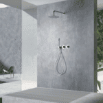 Luxuriöses thermostatisches Unterputz-Duschsystem in Chrom mit einer großzügigen Kopfbrause von Ø25 cm und einer separaten Handbrause. Ausgeführt mit Wandanschluss. Erhältlich in 5 Farben und geliefert mit 5 Jahren Garantie.