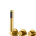Thermostatisches Unterputz-Duschsystem in gebürstetem Gold mit PVD-Beschichtung, ausgestattet mit einer Kopfbrause von Ø25 cm und einer separaten Handbrause. Ausgeführt mit Deckenmontage. Erhältlich in 5 Farben und geliefert mit 5 Jahren Garantie.