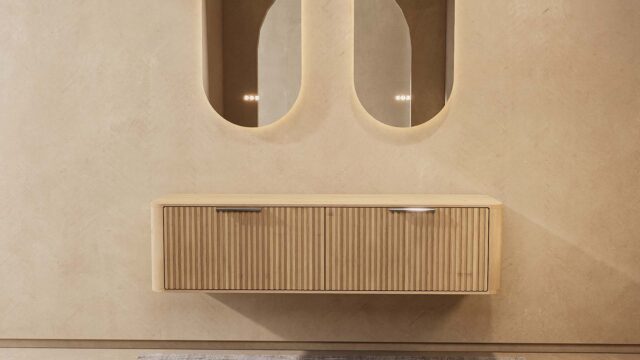 Wandhängender runder Badezimmer-Unterschrank 160 cm aus Natureiche mit abgerundeten Ecken und Riffelfront