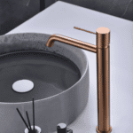 Moderne erhöhte Waschtischarmatur in Gebürstetes Kupfer, ideal für Badmöbel mit Aufsatzwaschbecken. Mit langlebiger PVD-Beschichtung. Mit 5 Jahren Garantie und in 5 Farben erhältlich.