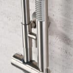 Modernes Aufputz-Duschsystem in gebürstetem Nickel, thermostatischer Duscharmatur und Kopfbrause Ø20 cm. Inklusive verstellbarer Handbrause. Erhältlich in 6 Farben und mit 5 Jahren Garantie.