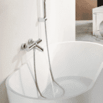 Moderne thermostatische Bad-/Duscharmatur in Chrom, geliefert als Komplettset mit Handbrause, Brauseschlauch und Wandhalter. Teil der Riva Bella Serie, erhältlich in 6 Farben und sofort ab Lager lieferbar.