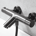 Moderne thermostatische Bad-/Duscharmatur in Black Gun Metal mit langlebiger PVD-Beschichtung. Geliefert als Komplettset mit Handbrause, Brauseschlauch und Wandhalter. Erhältlich in 6 Farben.