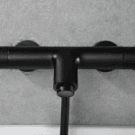 Stilvolle thermostatische Bad-/Duscharmatur in Mattschwarz  Geliefert als Komplettset mit Handbrause, Brauseschlauch und Wandhalter. Erhältlich in 6 Farben.