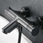 Moderne thermostatische Bad-/Duscharmatur in Black Gun Metal mit langlebiger PVD-Beschichtung. Geliefert als Komplettset mit Handbrause, Brauseschlauch und Wandhalter. Erhältlich in 5 Farben.