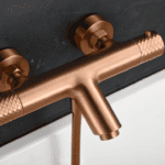 Thermostatische Bad-/Duscharmatur in gebürstetem Kupfer mit langlebiger PVD-Beschichtung. Geliefert als Komplettset mit Handbrause, Brauseschlauch und Wandhalter. Erhältlich in 5 Farben.